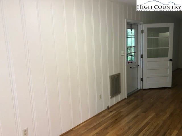 Image number 14 for the current listing