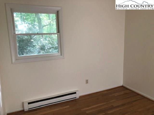 Image number 8 for the current listing