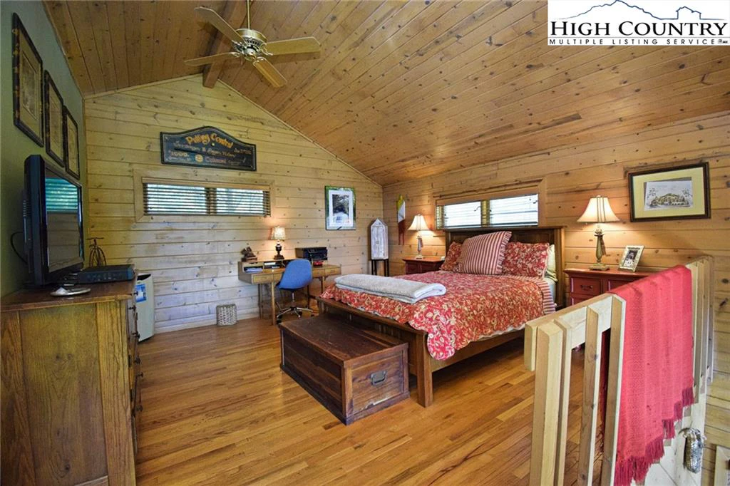 Image number 4 for the current listing