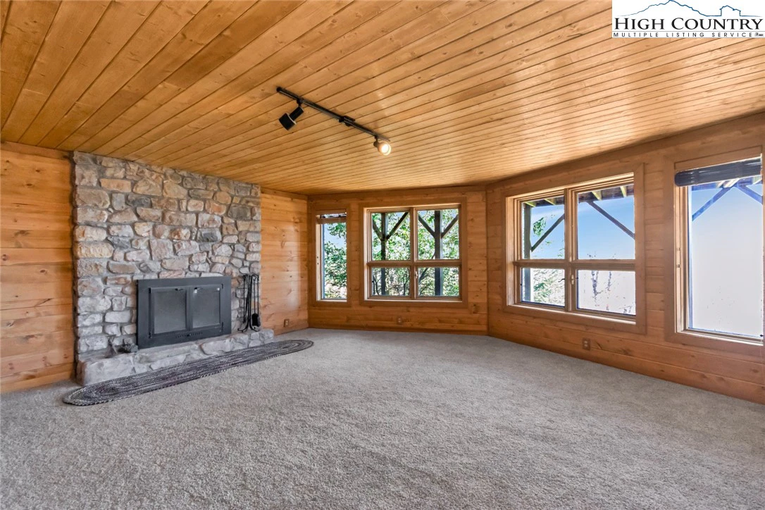Image number 21 for the current listing