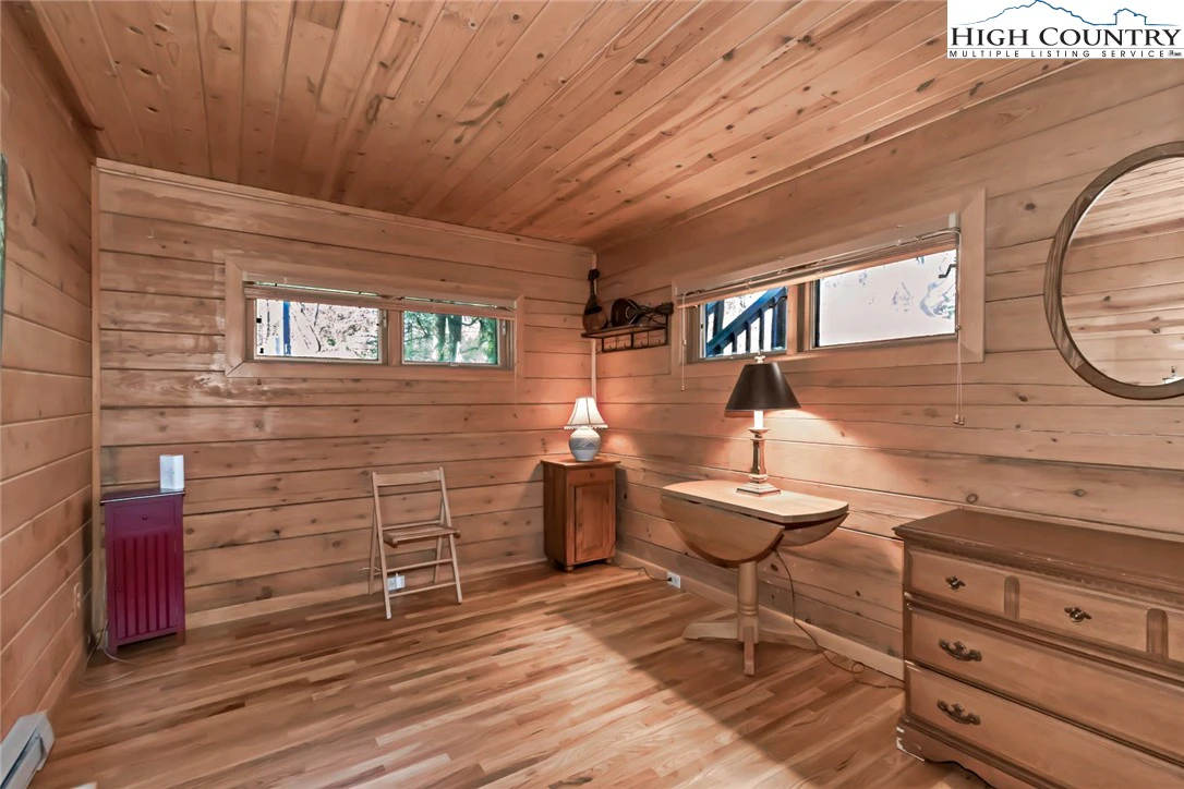 Image number 40 for the current listing