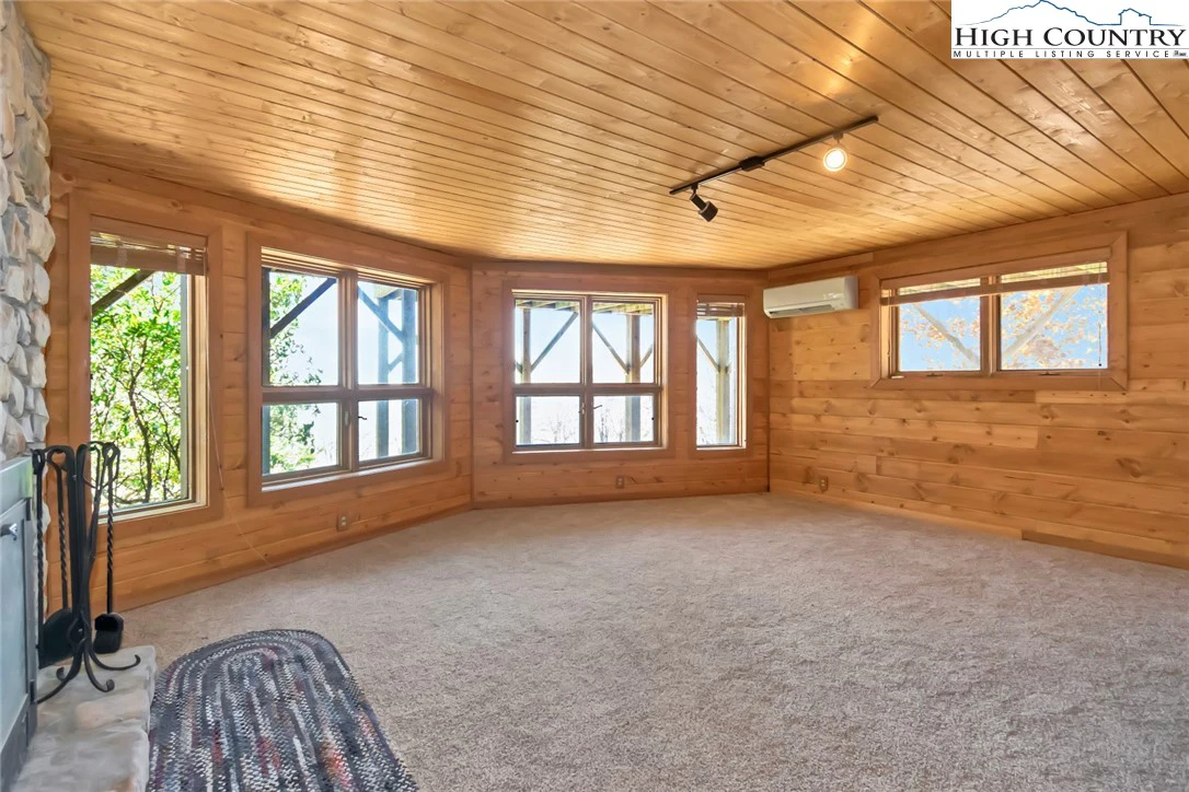 Image number 18 for the current listing