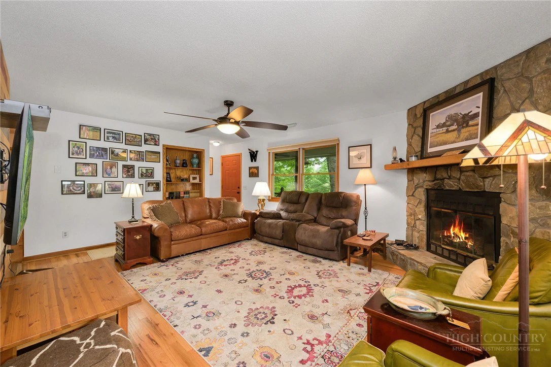 Image number 16 for the current listing