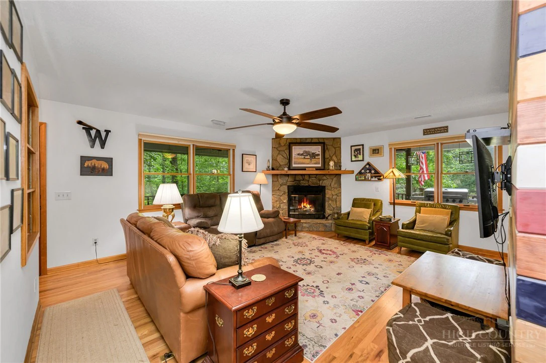Image number 18 for the current listing