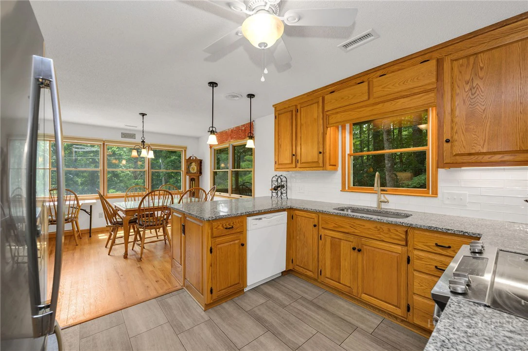 Image number 9 for the current listing