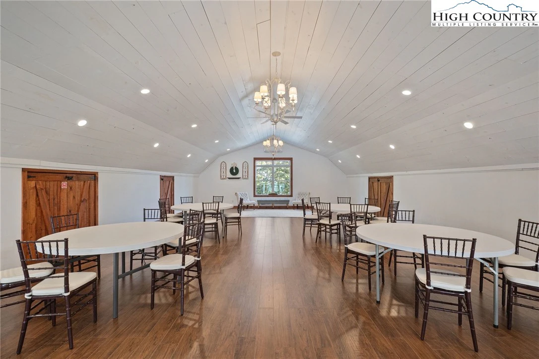Image number 9 for the current listing