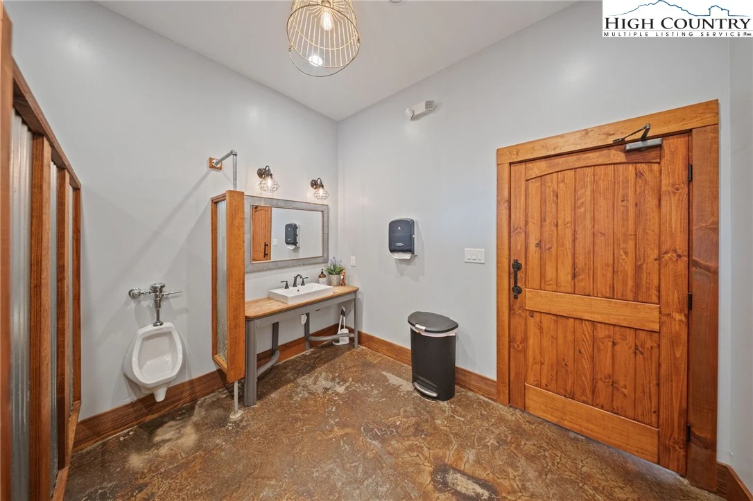 Image number 14 for the current listing