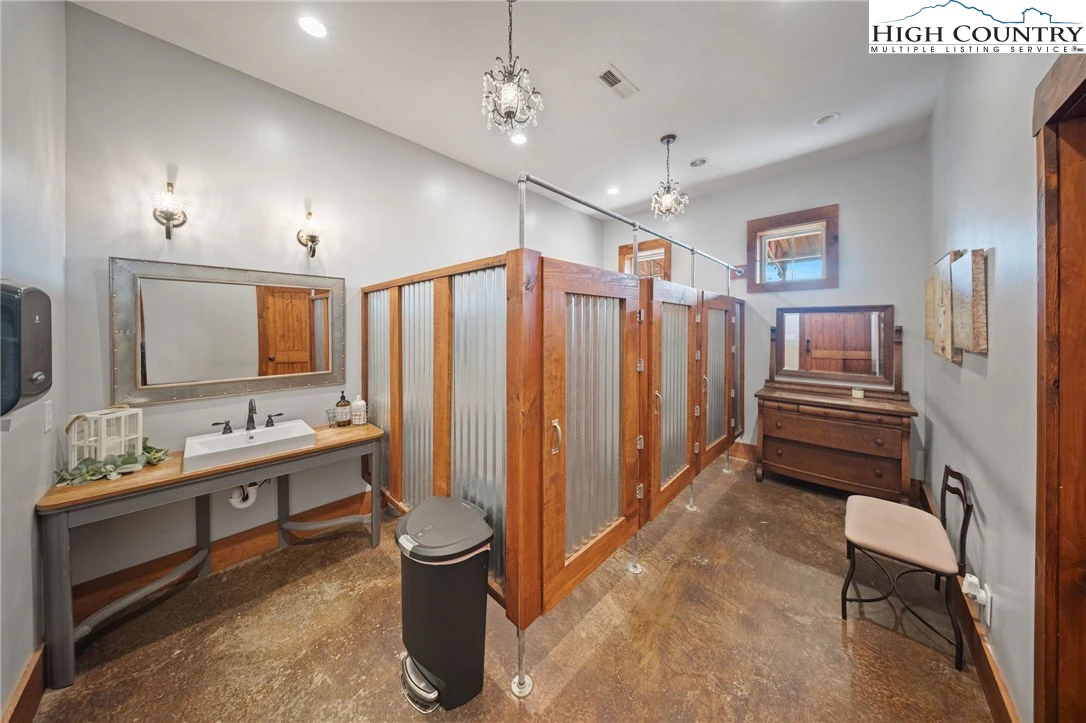 Image number 15 for the current listing