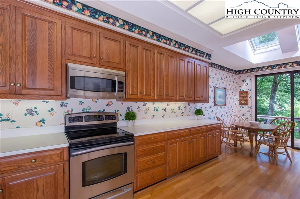 Image number 2 for the current listing
