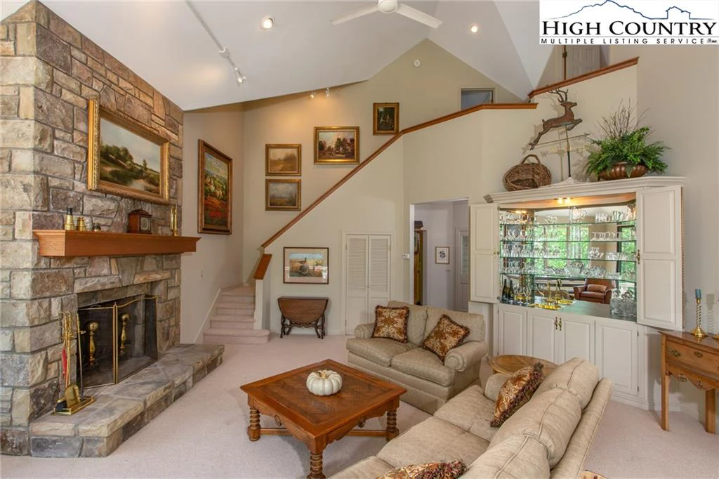 Image number 16 for the current listing