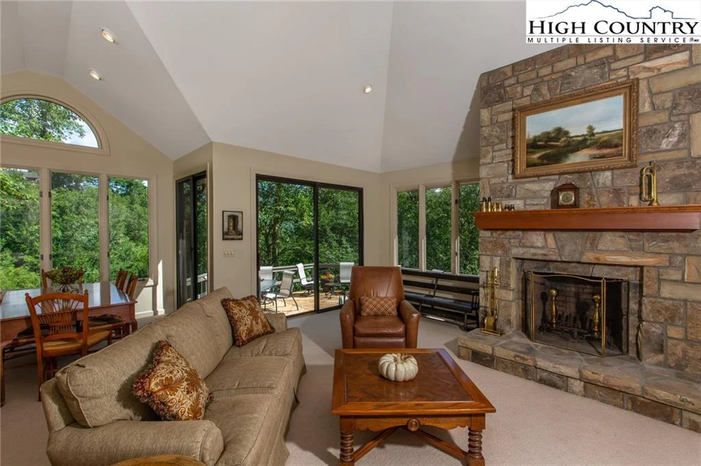 Image number 15 for the current listing