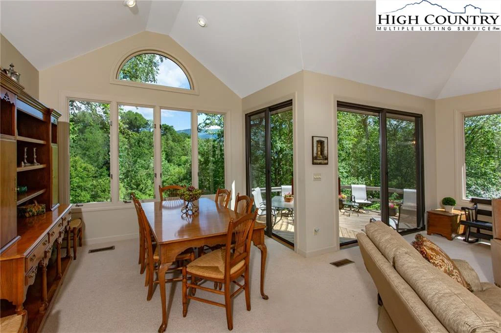 Image number 14 for the current listing