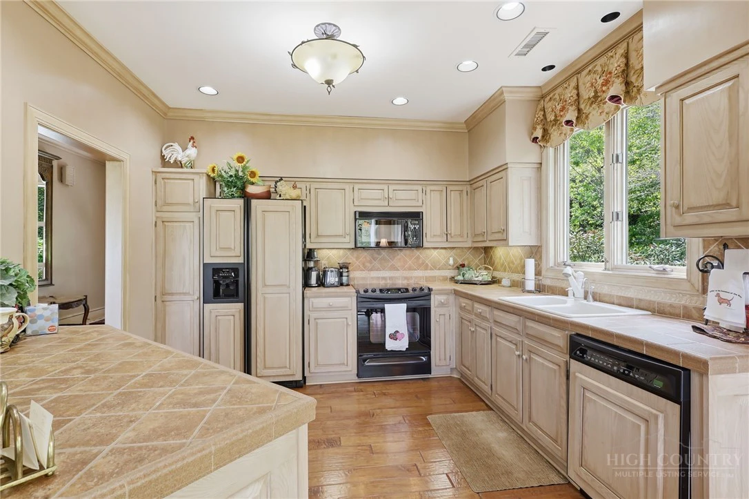Image number 4 for the current listing