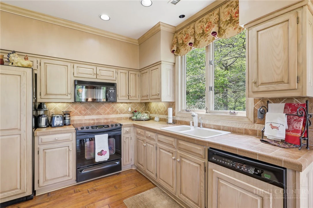 Image number 5 for the current listing