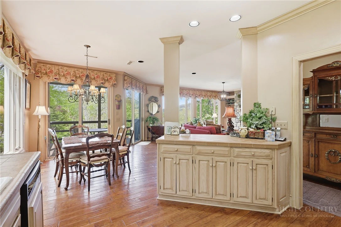 Image number 7 for the current listing