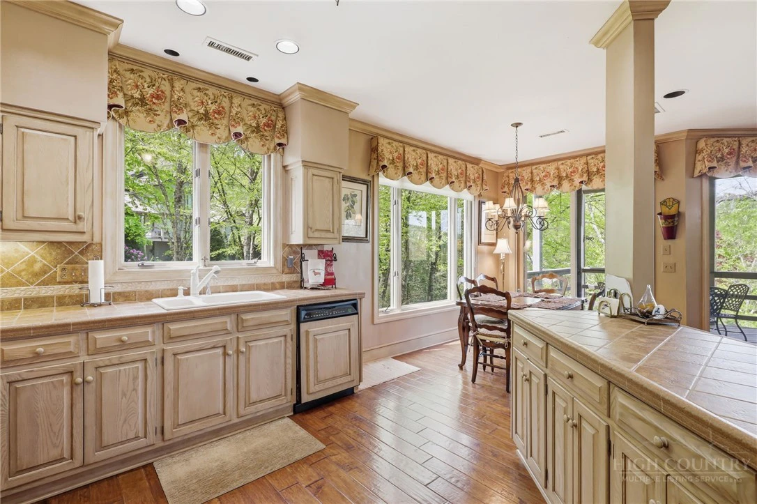 Image number 8 for the current listing