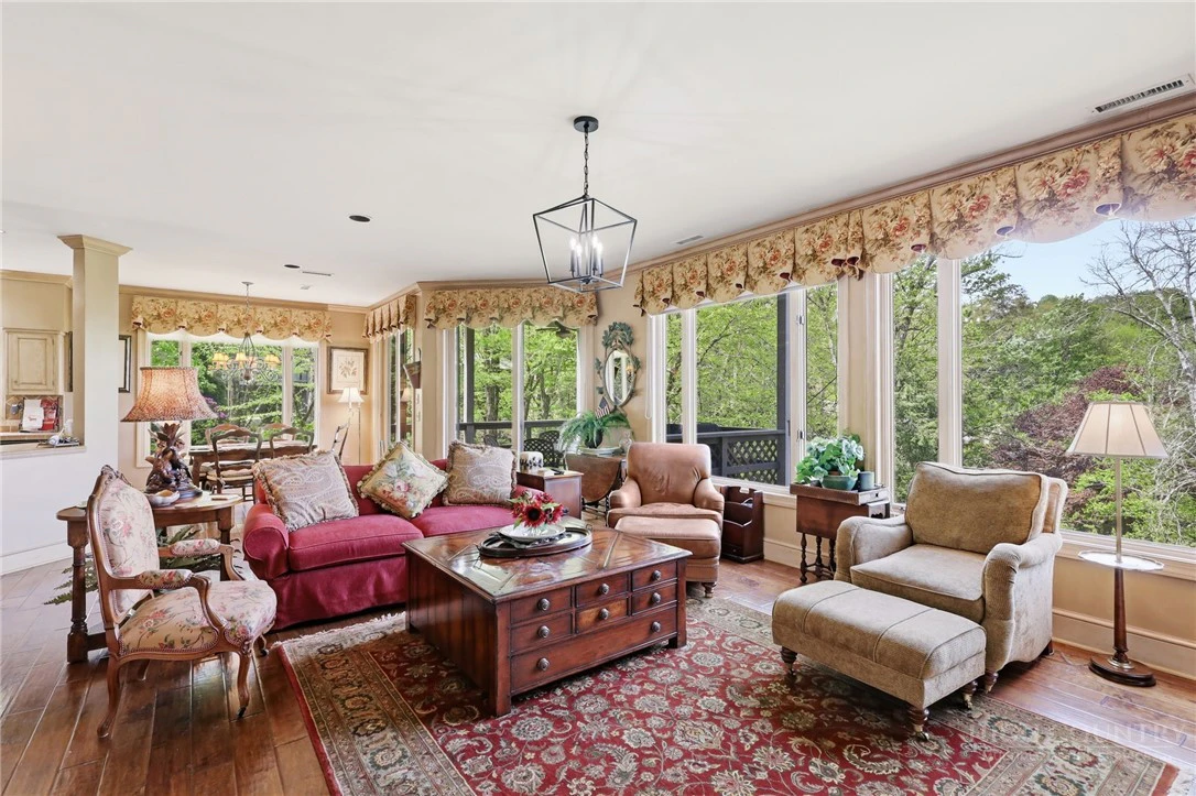 Image number 13 for the current listing