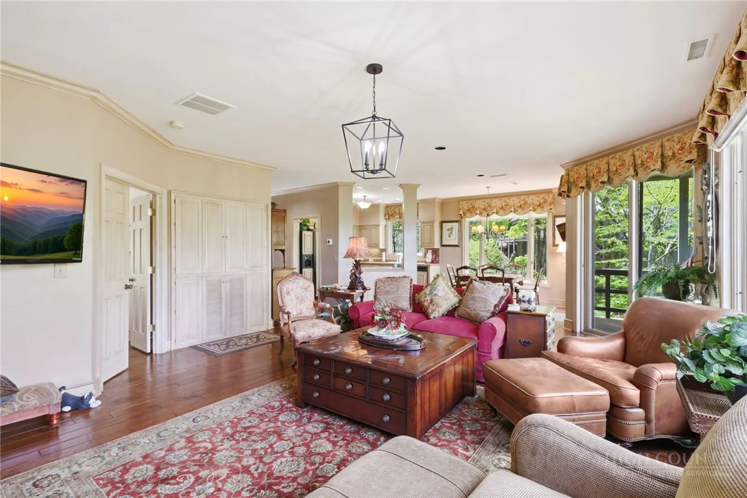 Image number 14 for the current listing