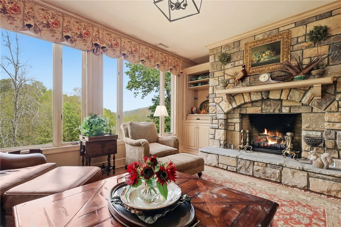 Image number 15 for the current listing