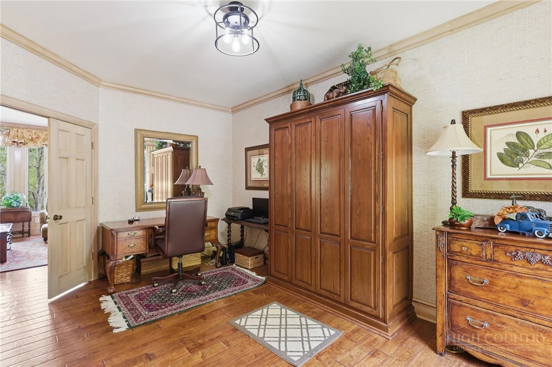 Image number 17 for the current listing