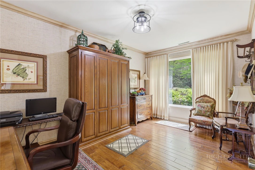 Image number 18 for the current listing