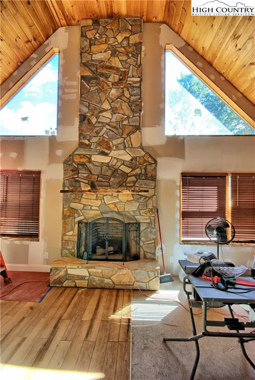Image number 21 for the current listing
