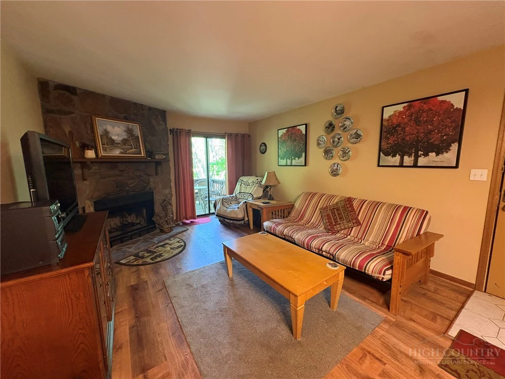 Image number 15 for the current listing