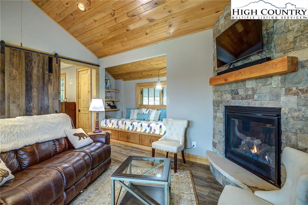 Image number 21 for the current listing
