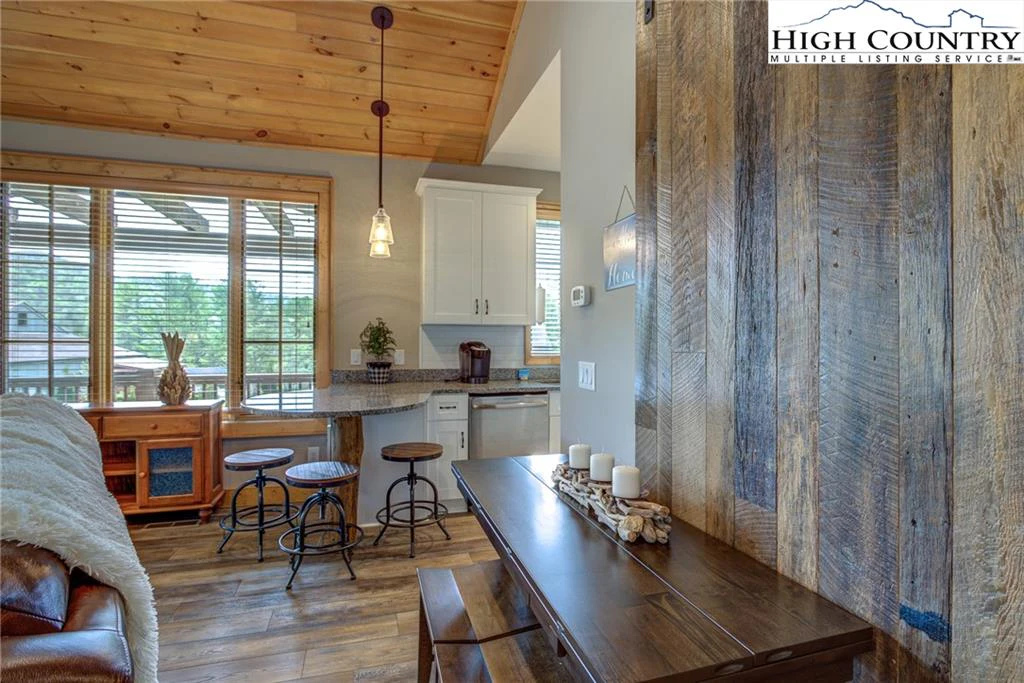 Image number 13 for the current listing