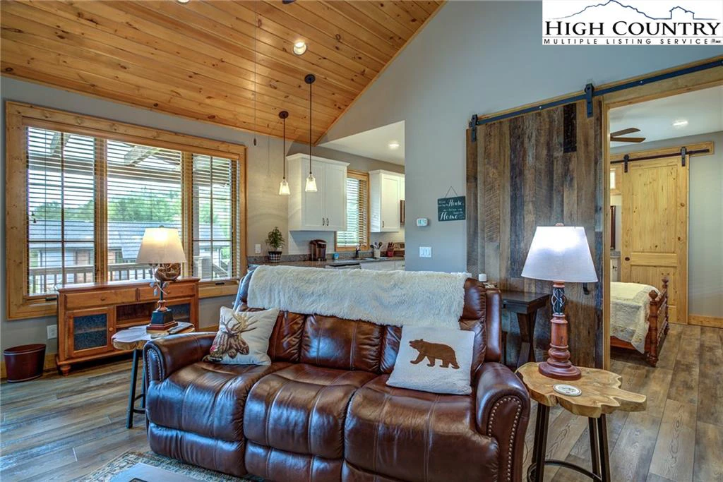 Image number 12 for the current listing