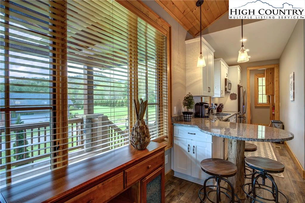Image number 11 for the current listing
