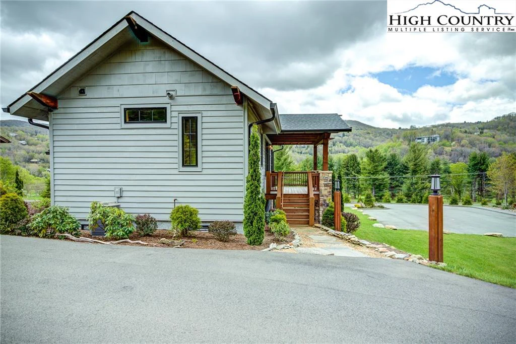 Image number 8 for the current listing