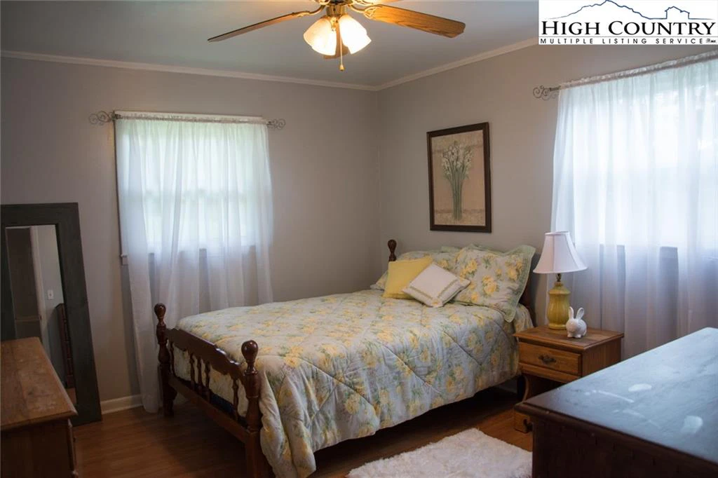 Image number 2 for the current listing