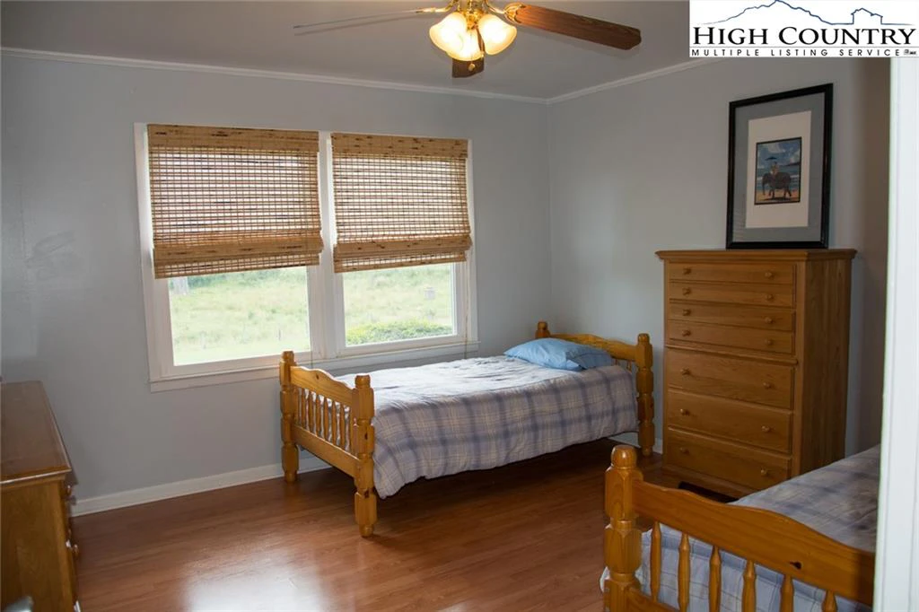 Image number 14 for the current listing