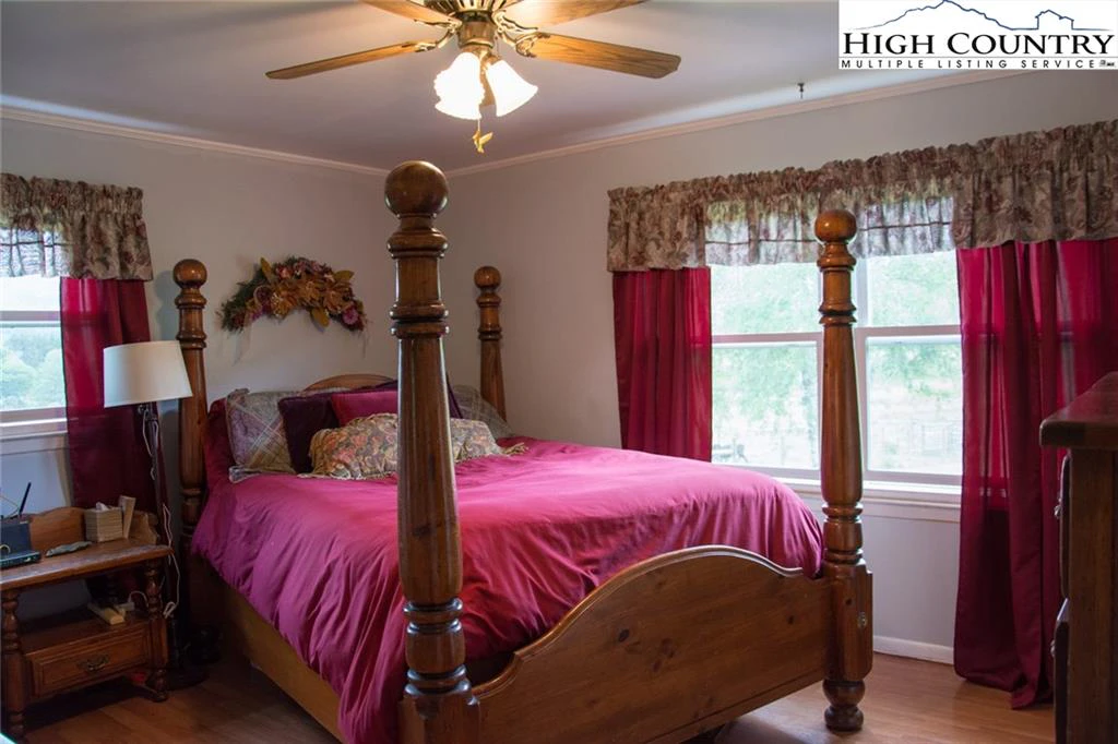 Image number 13 for the current listing