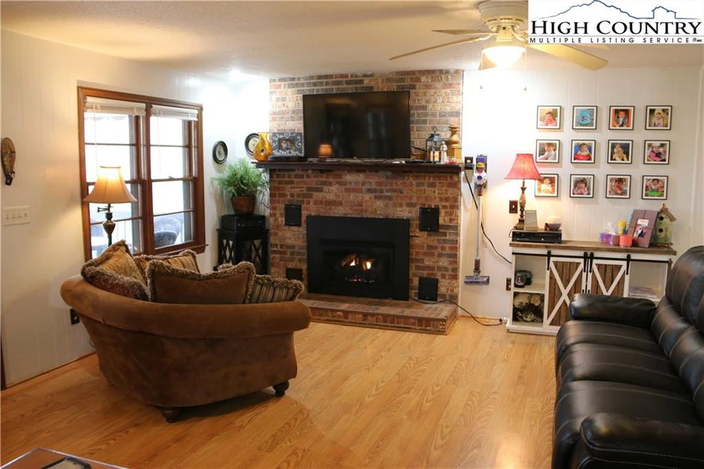 Image number 21 for the current listing