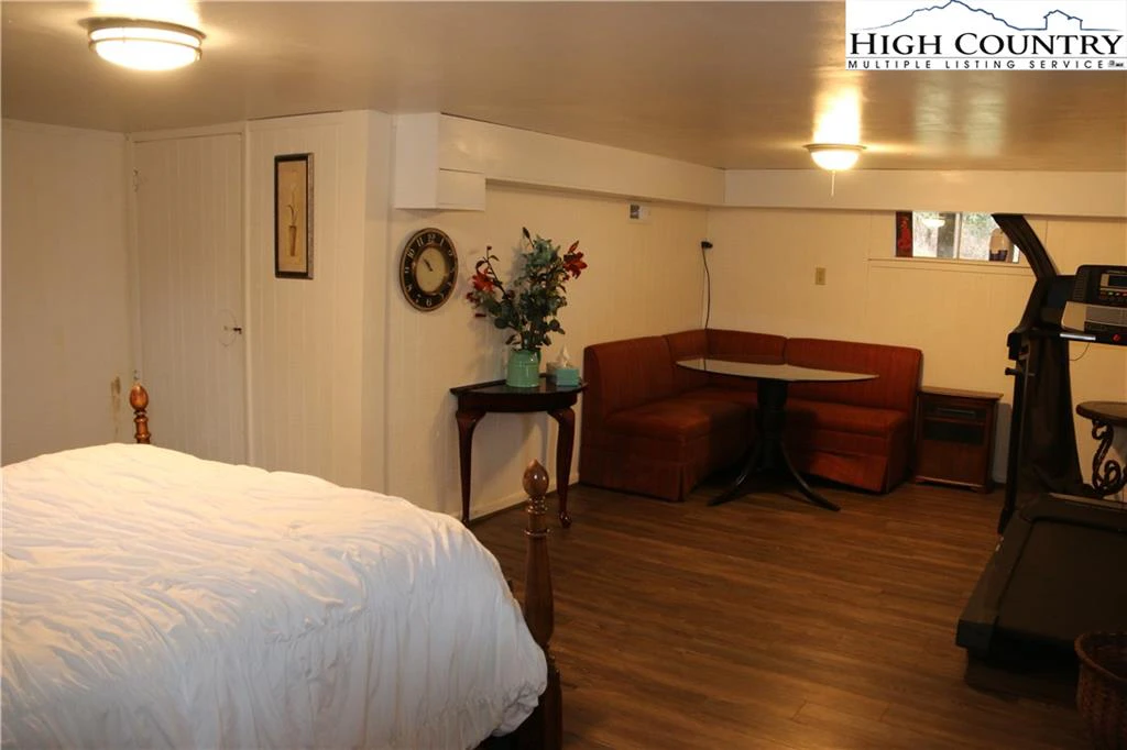 Image number 19 for the current listing