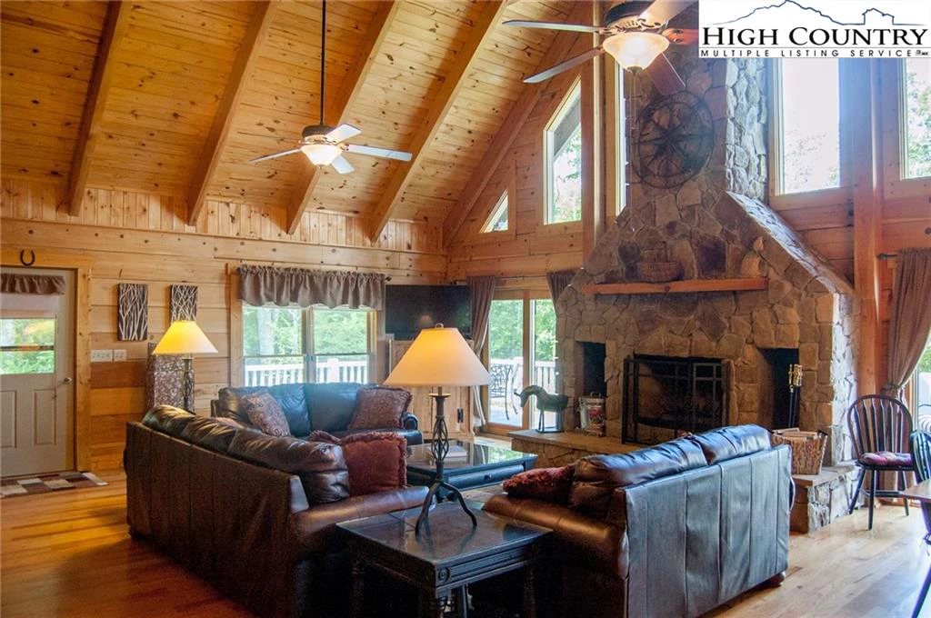 Image number 19 for the current listing