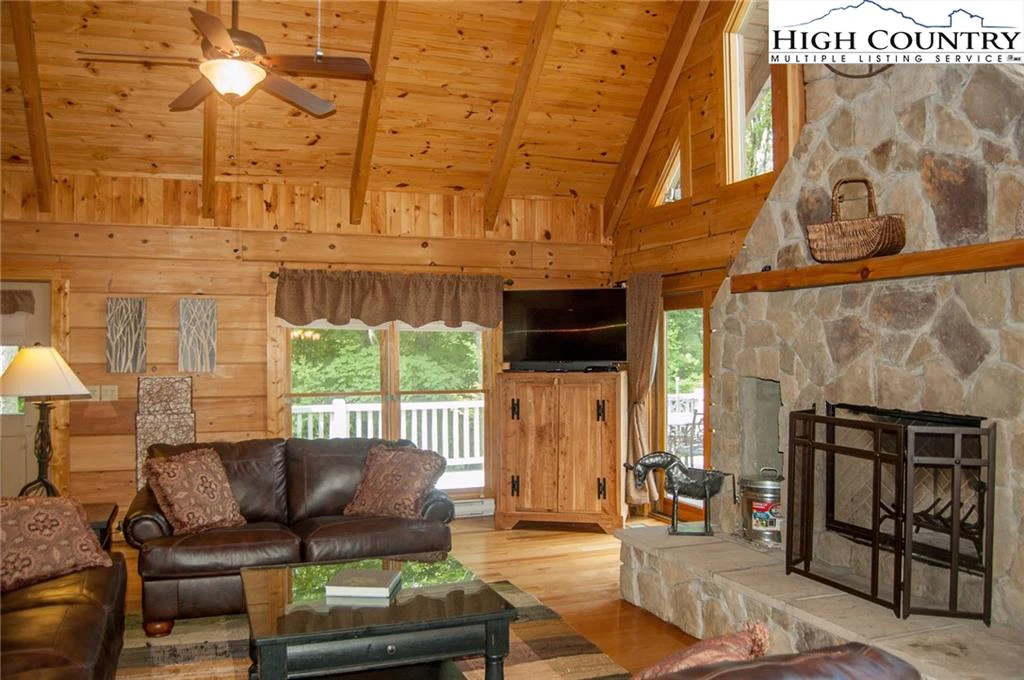 Image number 15 for the current listing