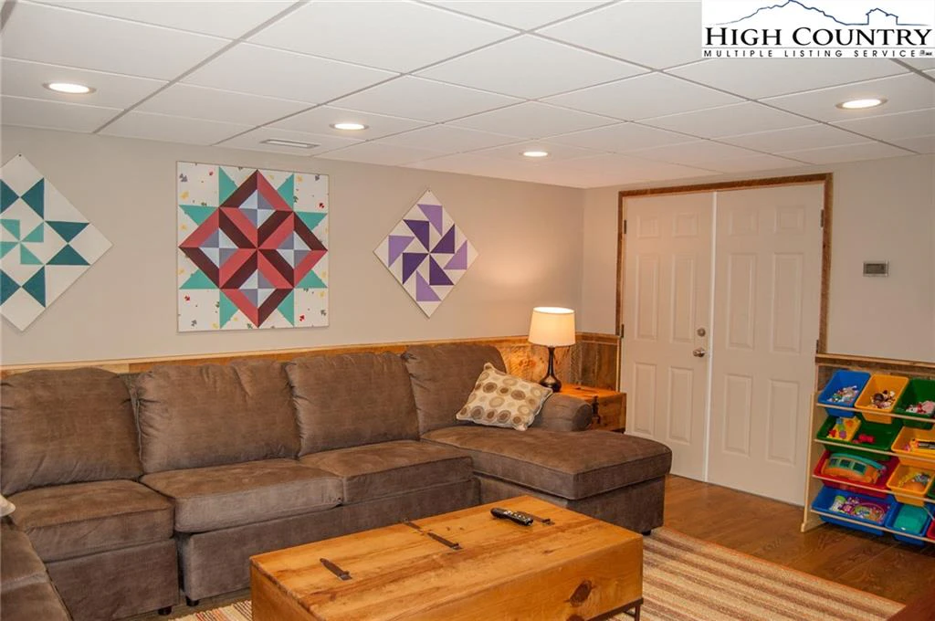 Image number 11 for the current listing