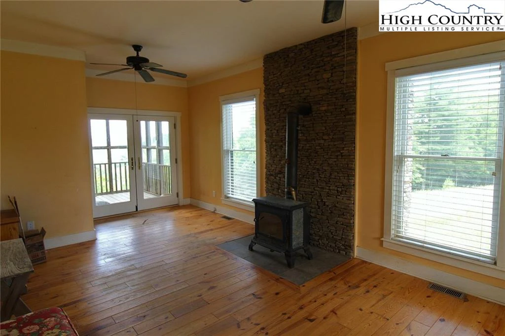 Image number 17 for the current listing