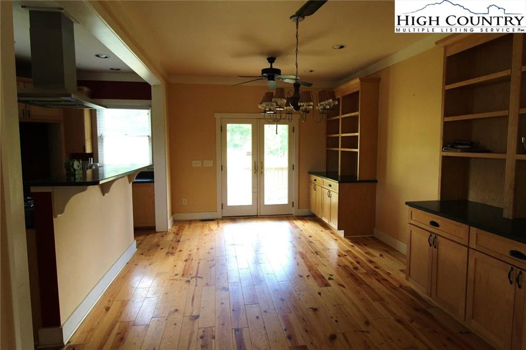 Image number 16 for the current listing