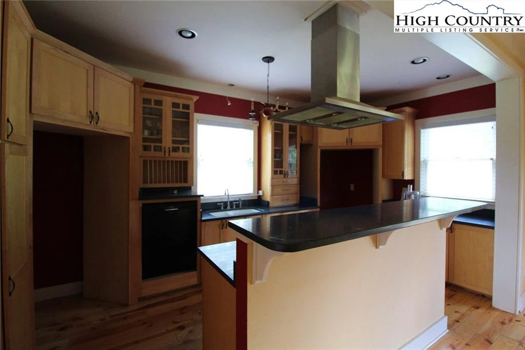 Image number 15 for the current listing