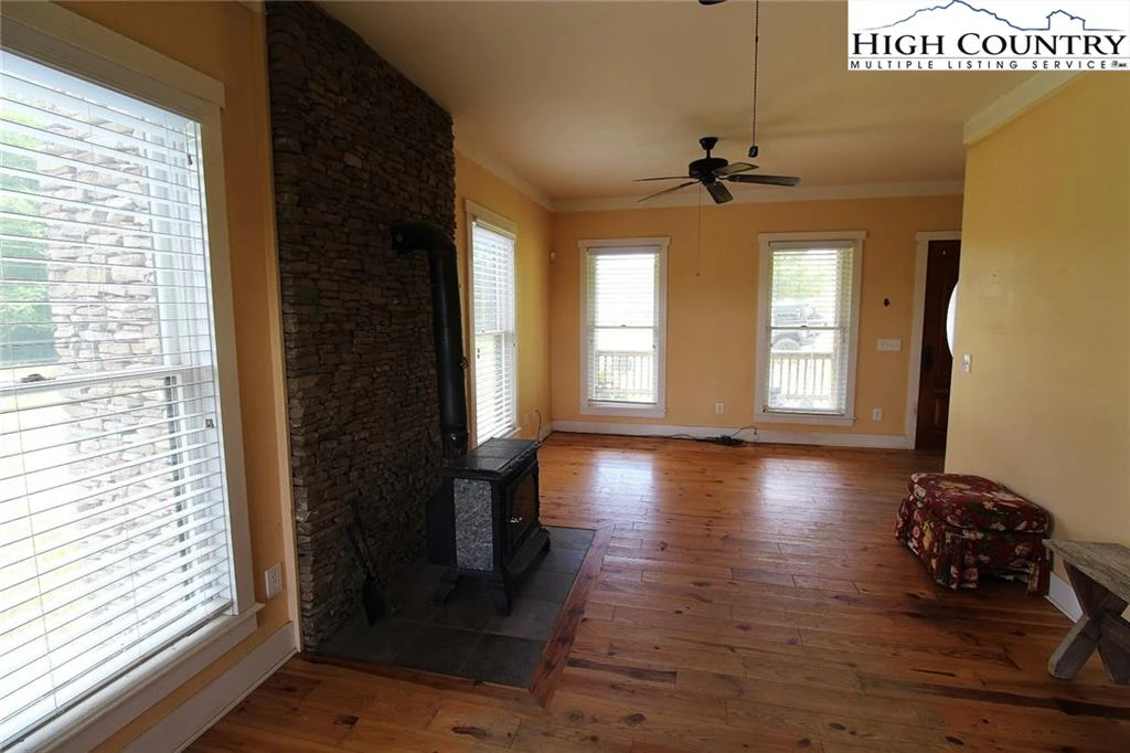 Image number 11 for the current listing