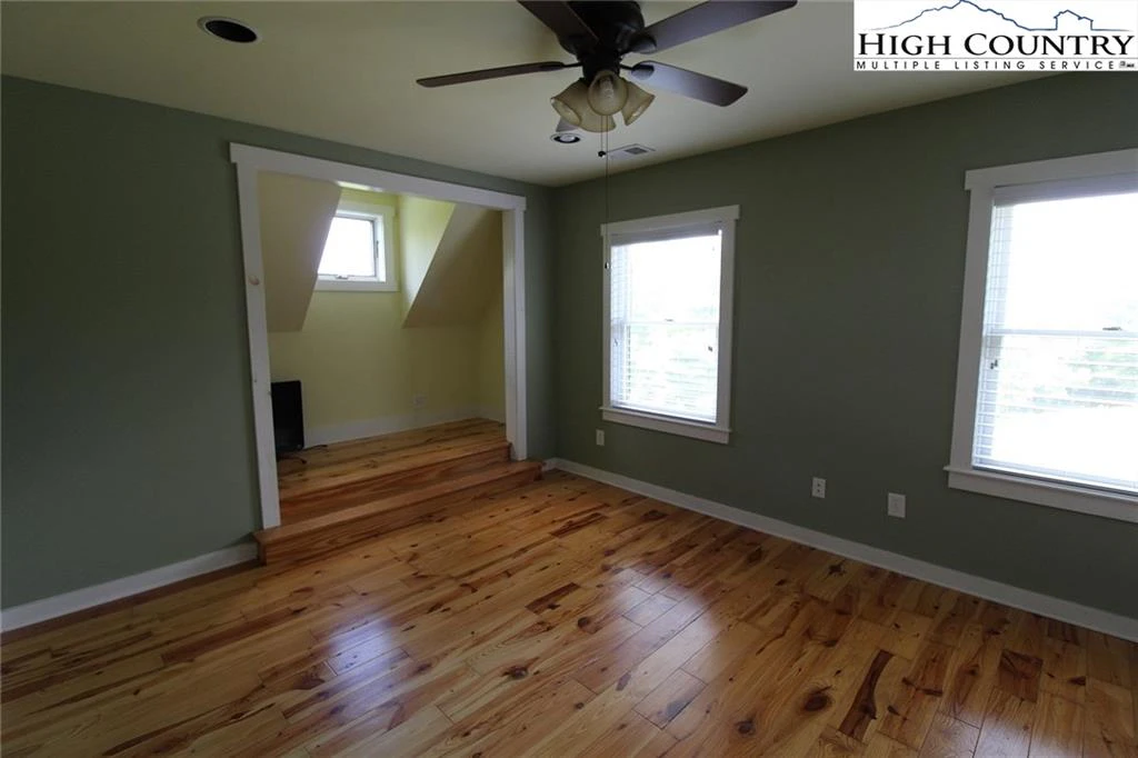 Image number 4 for the current listing