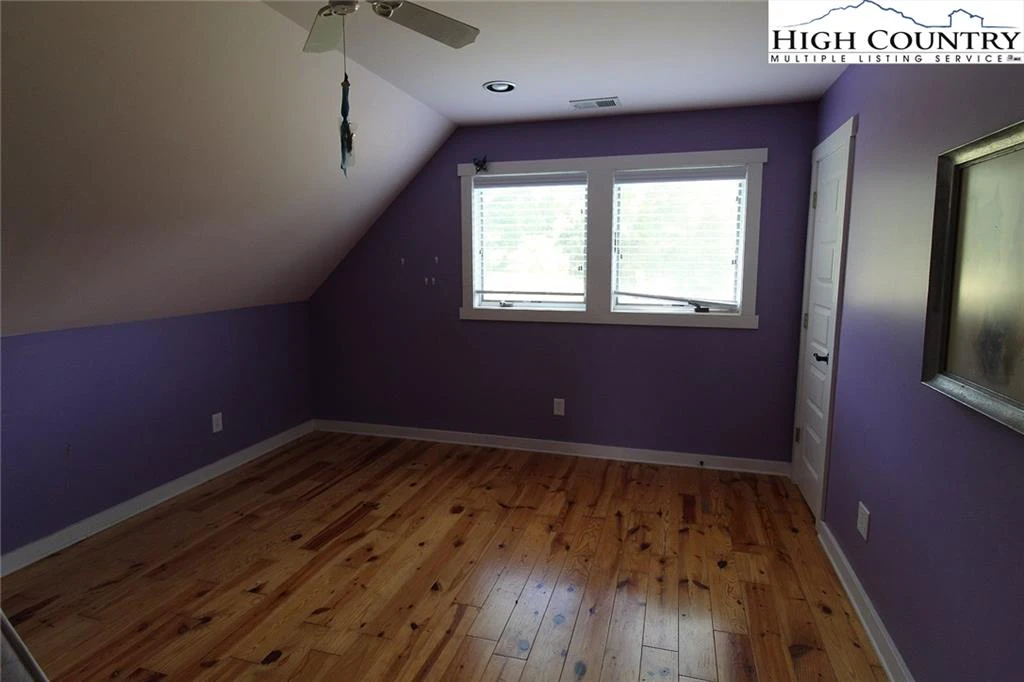 Image number 3 for the current listing