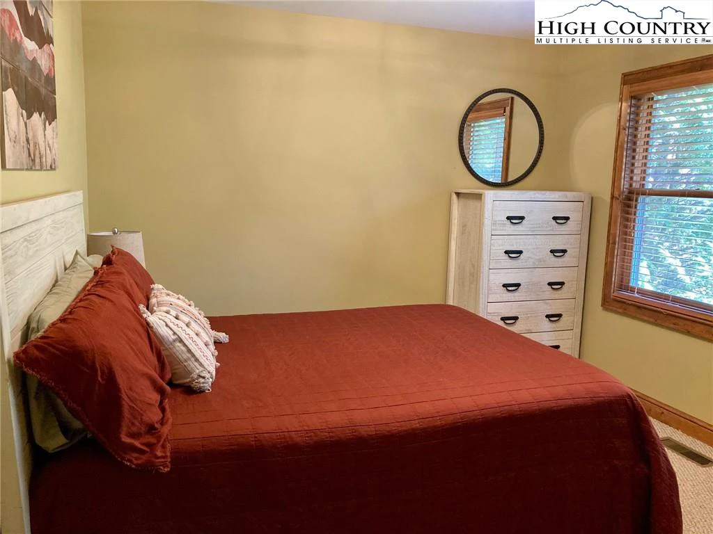 Image number 19 for the current listing