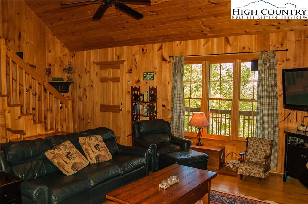 Image number 19 for the current listing