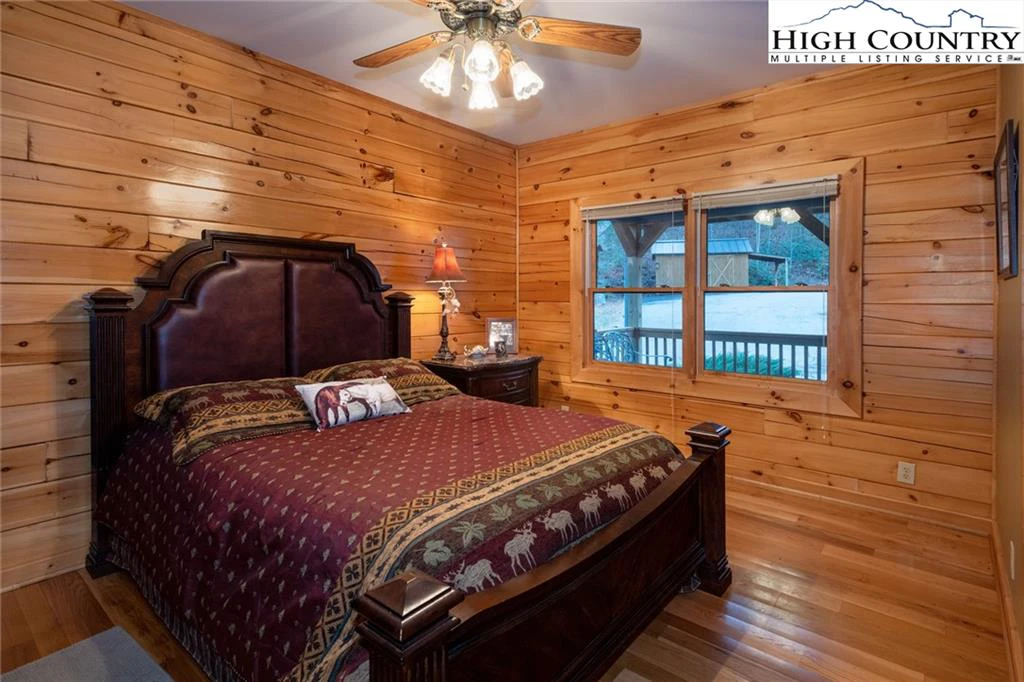 Image number 11 for the current listing