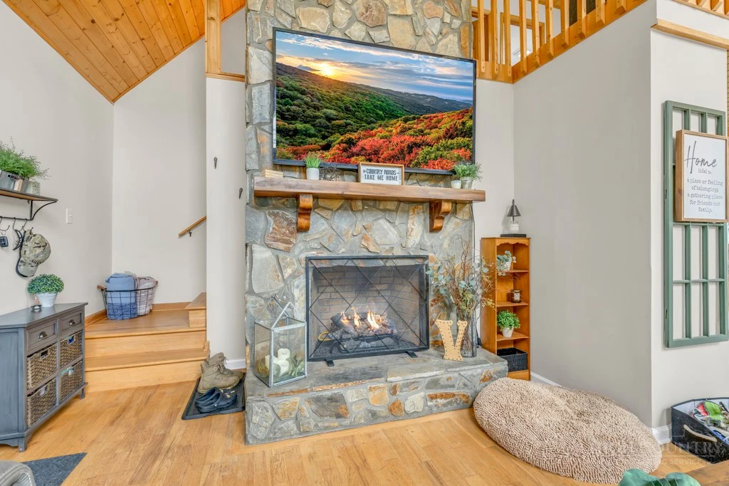 Image number 17 for the current listing
